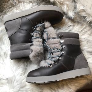 Ugg Viki snow boots